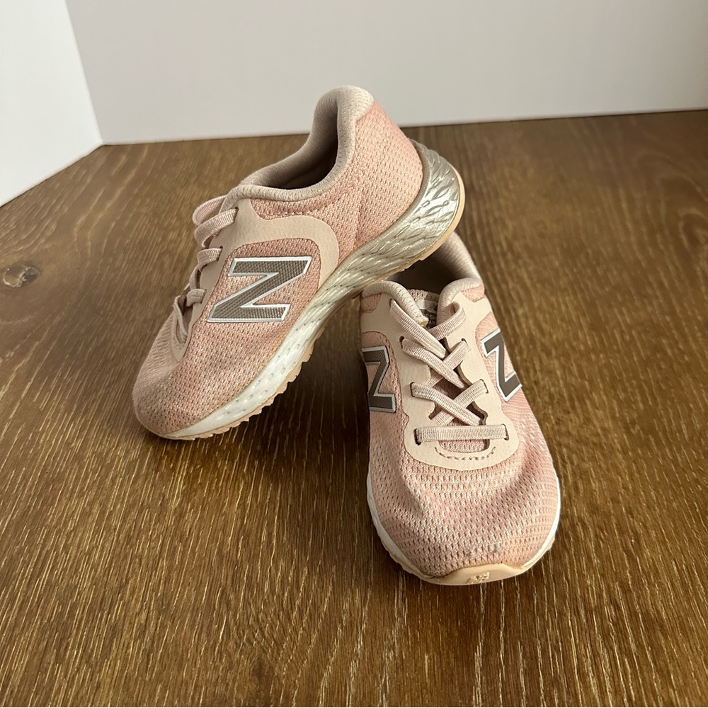 New‎ Balance Girls Slip on Sneakers 7